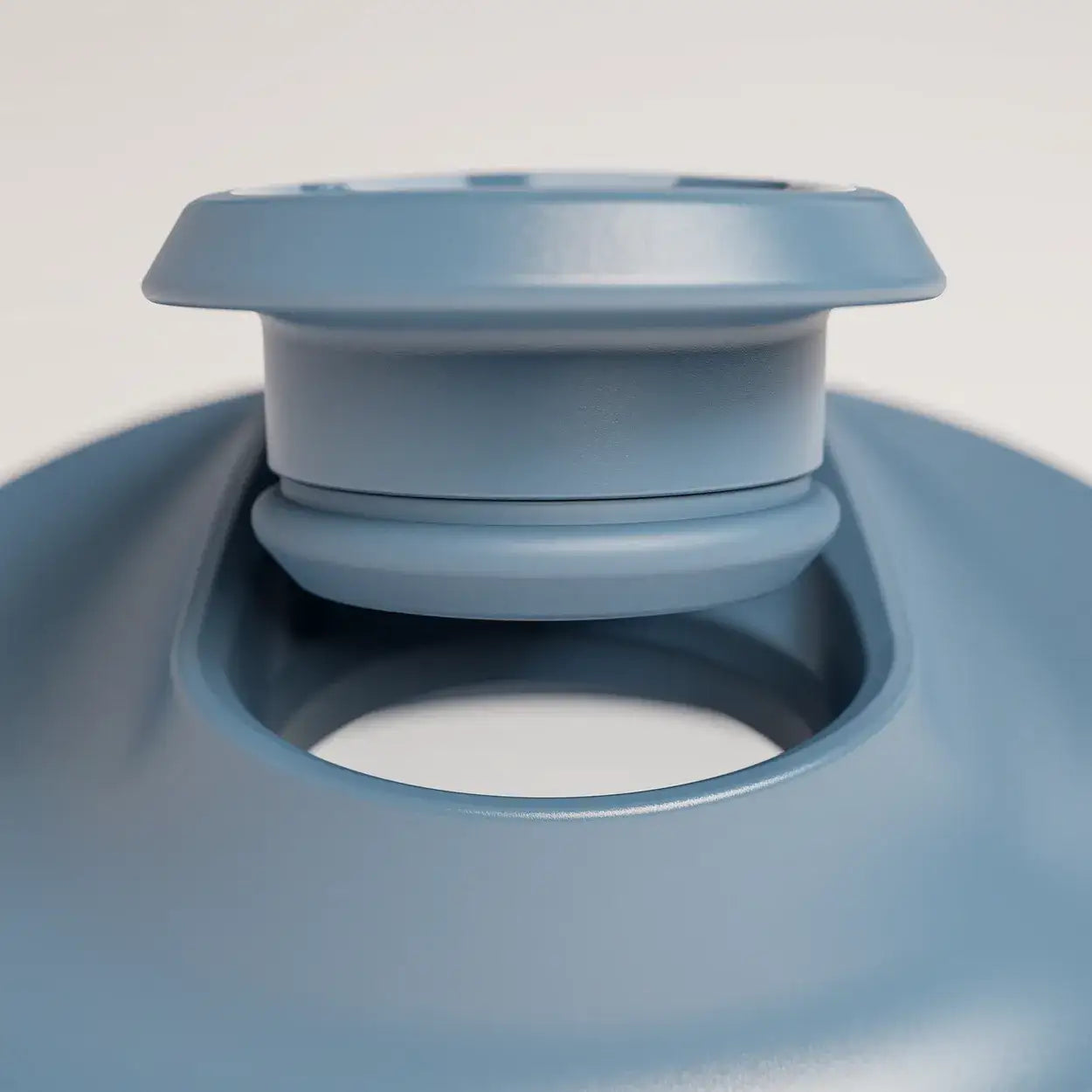 intelligent-cordless-portable-blender-h2 ICB_bottleAssembly_midnightBlue_2_2_MPCloop_edit.webp