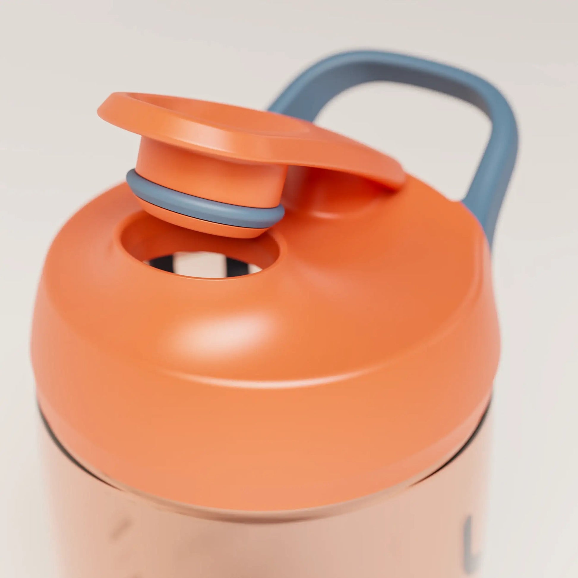 ecozen-performance-shaker-bottle-o5 SHKR_24700_P-S1.1_burntOrange_midnightBlue_2_4_highInsert_edit_5fd2c49f-de30-40e7-8d93-300097a4ce37.png