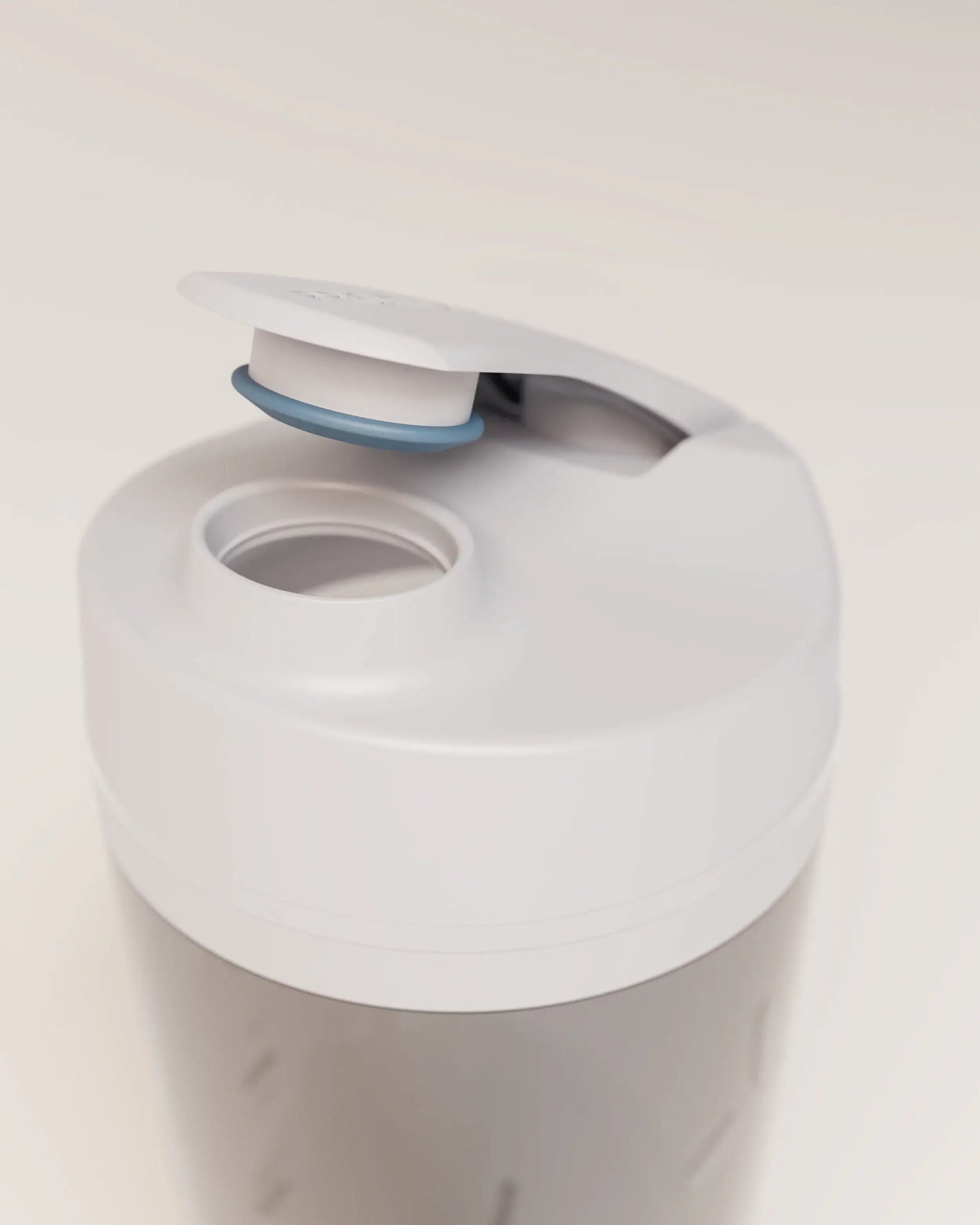 electric-shaker-bottle-h4 VM_LiPo_3.7-700_v1_coolGray_4x5_noNUTRiPOD_2_4_highInsert_EDIT.png