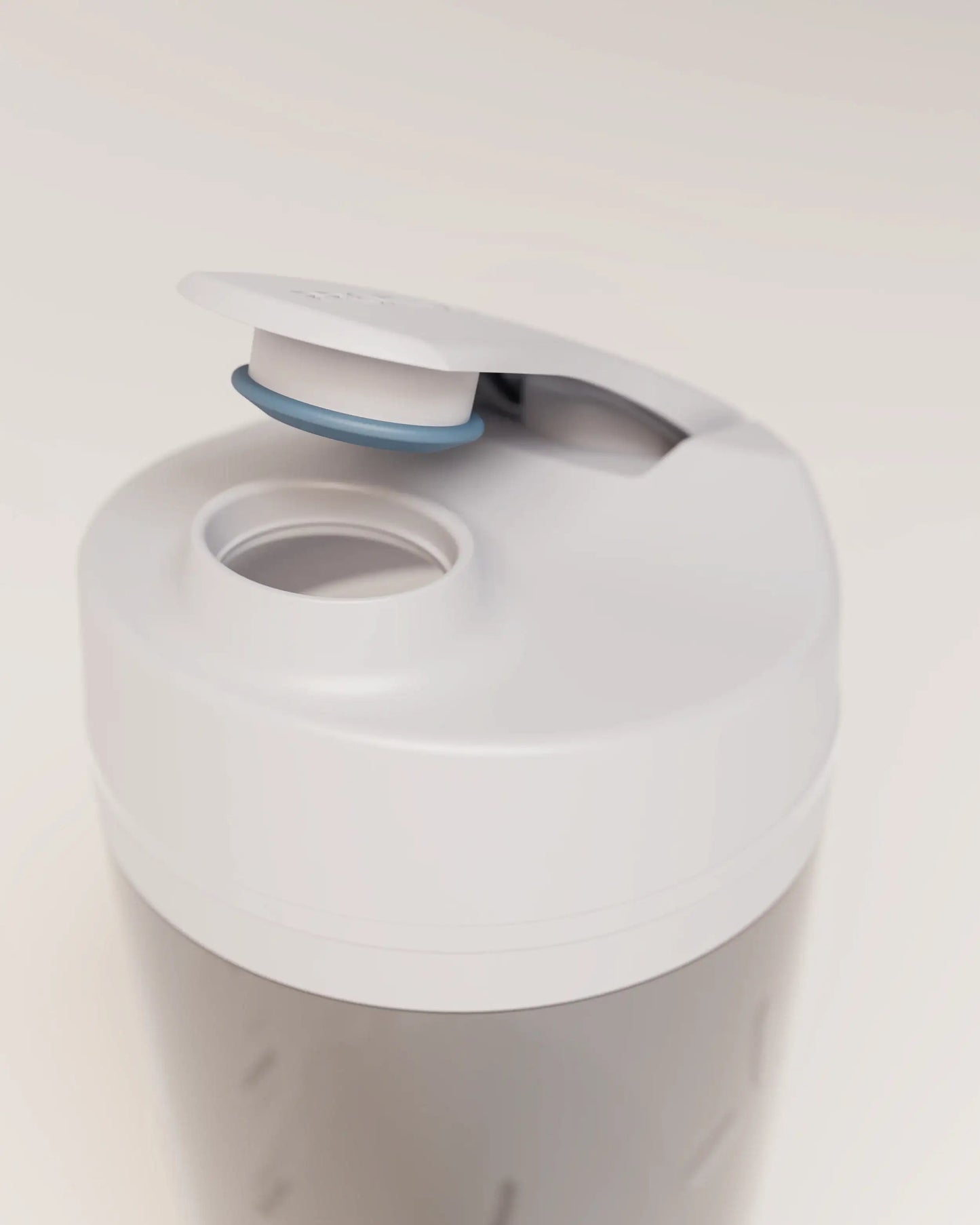 electric-shaker-bottle-w3 VM_LiPo_3.7-700_v1_coolGray_4x5_noNUTRiPOD_2_4_highInsert_EDIT.png